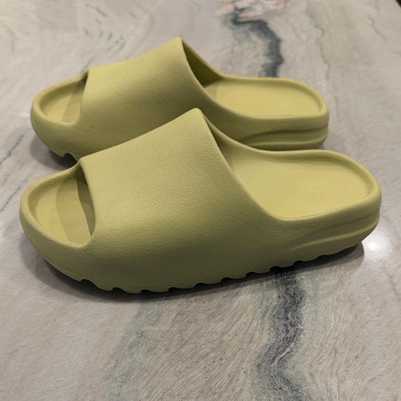 adidas YEEZY slides 'Desert Sand'